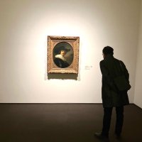 レンブラントの絵画「広つば帽を被った男」１点だけが展示された１０２号室。