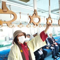 魚をモチーフにデザインされたつり革。サバとイワシで形が異なる＝銚子市