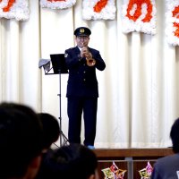 駐在さん６年生送り出す　元県警音楽隊　トランペット披露　千葉市若葉区更科小　地域密着、住民目線で見守る