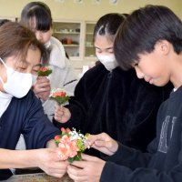 手作りの花飾り胸に　高根小６年生、きょう１３日卒業　長生