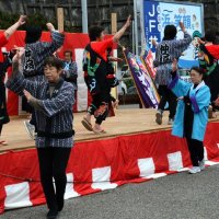 「房州御宿音頭」を踊る地元住民の有志ら
