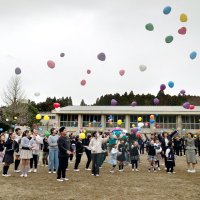 児童や保護者、地域住民らが一斉に風船を飛ばす「バルーンリリース」で思い出を胸に刻んだ