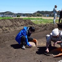 稲作の広がり解明へ　調査団が仮家塚遺跡発掘　大型住居跡確認　南房総市