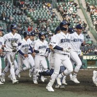 智弁和歌山に敗れ、応援席へあいさつに向かう千葉黎明ナイン＝甲子園