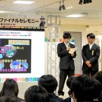 社会問題解決のためのアイデアを発表するファイナリストの高校生ら＝２０日、千葉市中央区