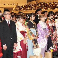 千葉大３３８０人の門出　幕張メッセで卒業式