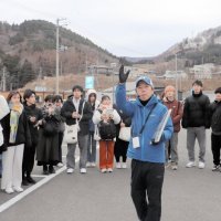 敬愛大学の学生に震災当時の様子を伝える田村孝行さん（中央手前）＝２月１２日、宮城県女川町（敬愛大学提供）
