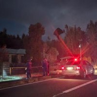 男女２人が被害に遭ったとみられる住宅周辺を調べる県警捜査員＝１４日午前０時半ごろ、成田市青山