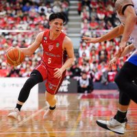 ドリブルで攻め込む千葉ジェッツ・瀬川選手＝５日、船橋アリーナ（（ｃ）Ｂ．ＬＥＡＧＵＥ）