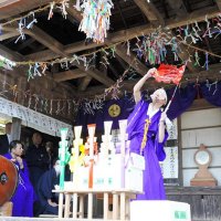 【動画あり】春彩る伝統神楽奉納　熊野神社、餅舞い盛況　旭