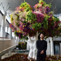 １万本以上のドライフラワーで木をかたどった作品とプロディースを手がけた清野さん