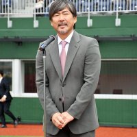 ゲストとしてスピーチする小笠原道大さん＝３０日、市川市の国府台スタジアム