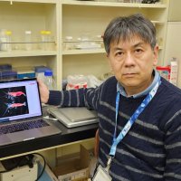 新種のムラサキエビを紹介する駒井課長＝千葉市中央区の県立中央博物館