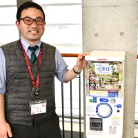 東庄町の名所や名物を題材にした「街ガチャｉｎ東庄」を紹介する町職員