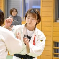 激しい練習に取り組む藤城選手（右）＝東京都内