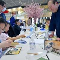 屏風、版画作りに挑戦　成田空港旅客ら日本文化親しむ