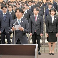ＮＡＡグループの入社式で決意を語る三上さん（手前）＝１日、成田市