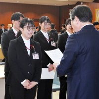 地銀３行で入行式　興銀、新人企画し式典　「成長できた」「忘れられない式に」