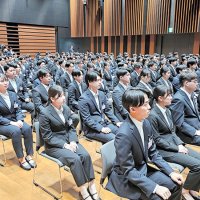 緊張した面持ちで入行式に臨む新入行員＝１日、千葉市中央区の千葉銀行本店