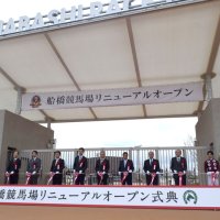 新入場門「キャロッタ門」の前で行われたテープカット
