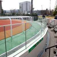 パドック脇に新設された「馬かぶり席」