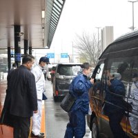 成田空港の乗降場に駐車する運転者に、移動を求めて注意する千葉県警の警察官ら
