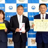 ランドセルバンドを寄付する木更津自動車学校の細野代表理事（右端）＝木更津市（同市提供）