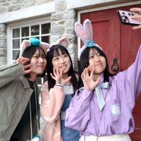 グッズを身に着けたり、ダッフィー＆フレンズを連想させる色合いのコーディネートでパークを楽しむファン