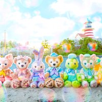 ２０周年をお祝いするぬいぐるみ用コスチュームなど特別グッズも販売する（オリエンタルランド提供）