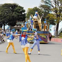 華麗に踊るダンサーと共に進むドナルドのフロート＝７日、浦安市の東京ディズニーランド