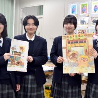 「とよすけパン」の店頭ポスターとリーフレットをデザインした美術部の４人＝船橋市の東葉高校