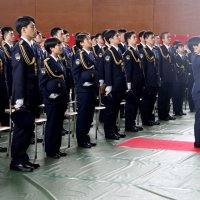 入校式で宣誓する代表者ら