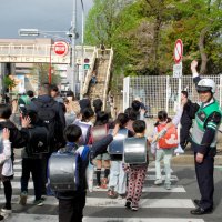 千葉西署員の指導のもと、児童たちは手を上げて横断歩道を渡った