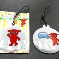 デザインが刷新された新入生用（左）とドライバーに配布されるストラップ