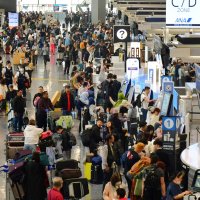 成田空港　出国ラッシュ始まる　ＧＷに海外の観光地へ　国際線利用１・２倍の１１７万人　コロナ禍前と同水準　訪日外国人が多く
