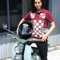 黒木さんは練習用のスーパーカブで８月のレースに向けて準備を進めている＝県内
