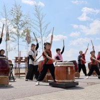 海開き式では和太鼓の演奏も披露された＝２９日午前、九十九里町の片貝中央海岸