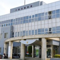 道路脇の木に衝突する事故起こし…　酒酔い運転の疑い　千葉北署