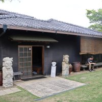 松山庭園美術館の本館。かつては住居の母屋として使われていた
