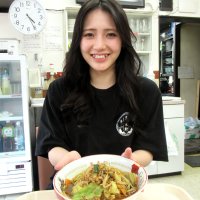 世代を超えて人気の味噌ラーメンの魅力をアピールする桑島さん＝市川市