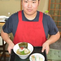 大原漁港で仕入れた新鮮な魚を使った「旬魚ラーメン」とすし２貫のセットを持つ長男風優太さん。ラーメンは週末だけ営業している＝いすみ市
