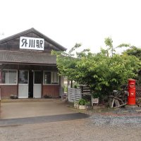 外川駅の外観。右手には昭和感たっぷりの郵便ポスト
