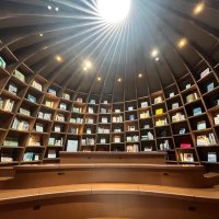 自然さまよい見つける書庫　偶然の出会い楽しむ工夫　地中図書館（木更津市）　【ちば建物めぐり】（３）