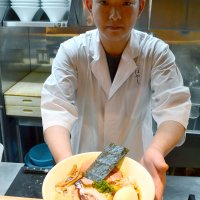 多彩なトッピングが楽しめる「特製中華そば」と小林店長＝千葉市中央区