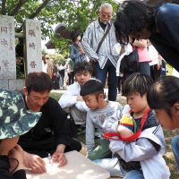 「クモ合戦」横綱目指し熱戦　大人も子どもも真剣勝負　富津八坂神社