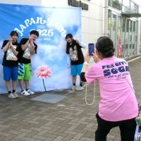 場外でフェス雰囲気体感　地元の理解や活性化狙う　映像放映、サイン展示も　千葉市・蘇我