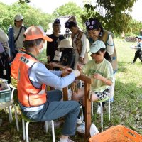 アンギン編みに挑戦する来場者ら＝５日、千葉市若葉区
