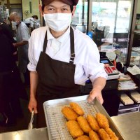 人気の昔ながらの自家製コロッケを見せる緑川さん
