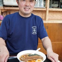 豚角煮の入ったホームランラーメンを提供する長谷川史貴さん＝銚子市
