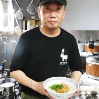 ご当地ラーメンとして、牛乳スープのホワイトガウラーメンを提供する岩崎潔さん＝袖ケ浦市
